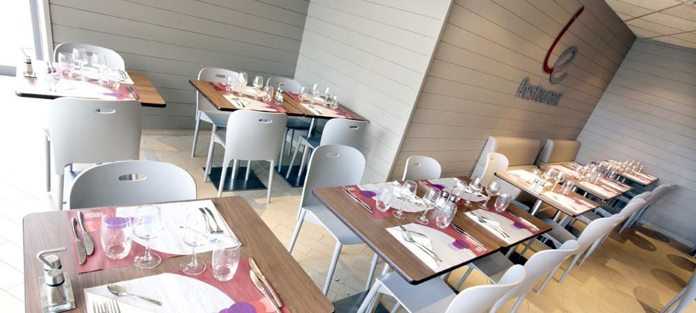 Campanile Moulins Avermes Restoran foto
