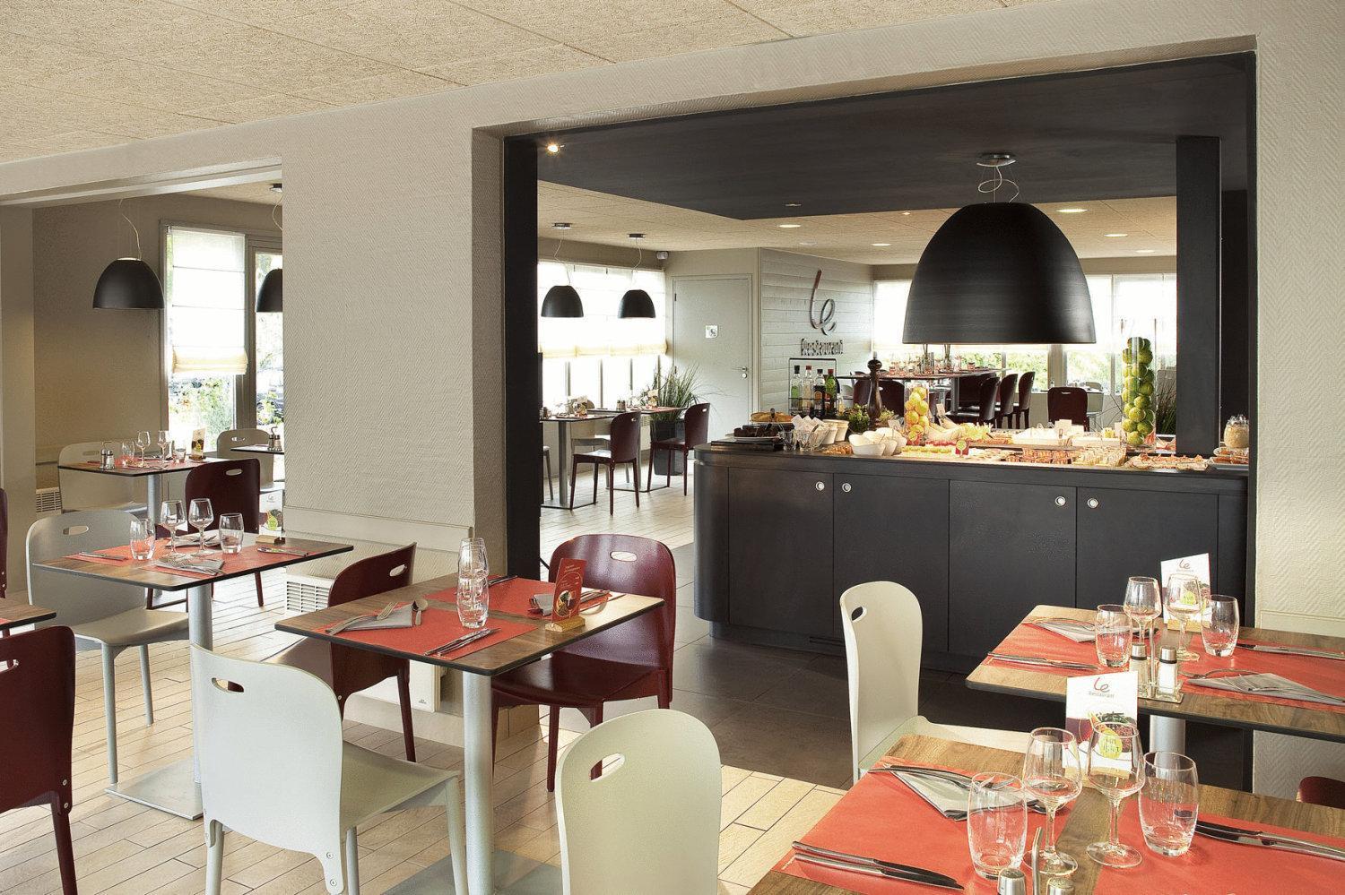 Campanile Moulins Avermes Restoran foto