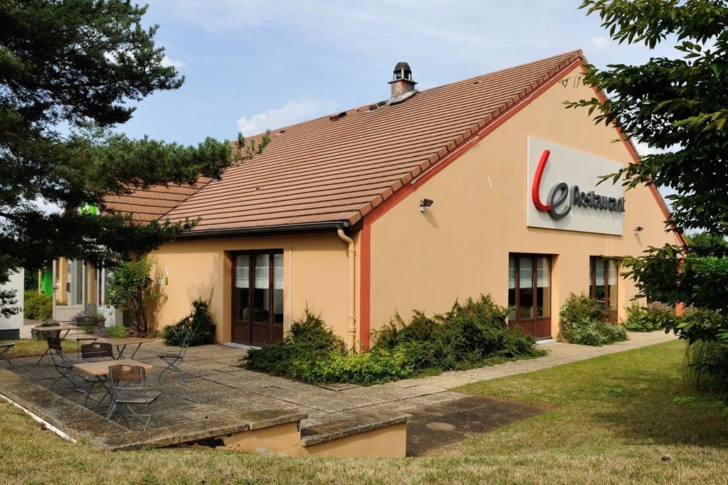 Campanile Moulins Avermes Bagian luar foto